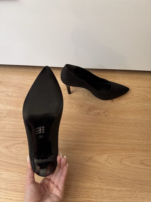 Черни блестящи токчета