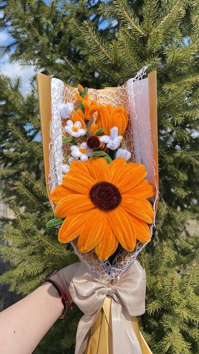 Buchet cu floarea soarelui din sârmă plușată realizat manual