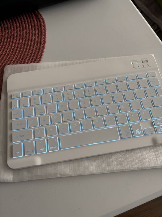 Tastatura bluetooth noua