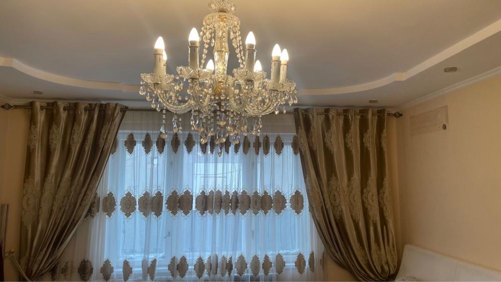 Шторы и люстра в гостинную