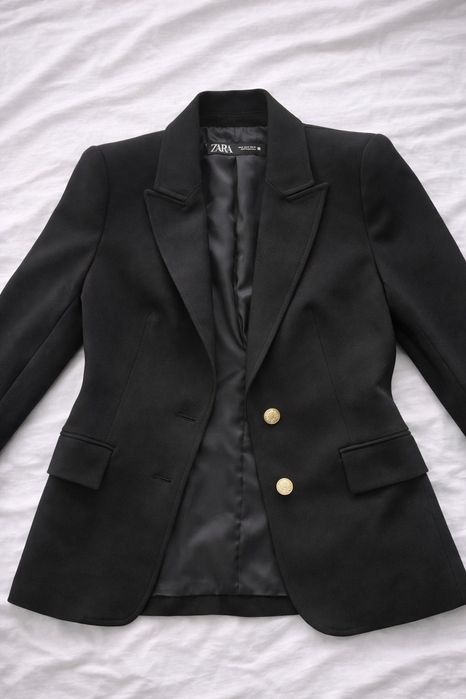 Чёрный пиджак Zara с золотыми пуговицами | Классика