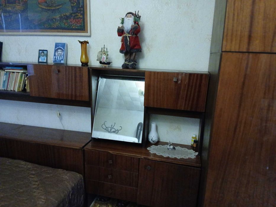 продава се цял комплект за спалня и матрак ракла, шкафове и гардероб.