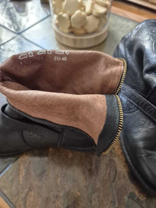 Cizme scurte negre piele necaptusite