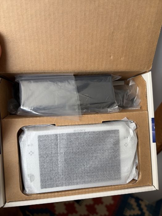 Sony PSP go 16 gb alb in cutie stare exemplara in cutie & accesorii