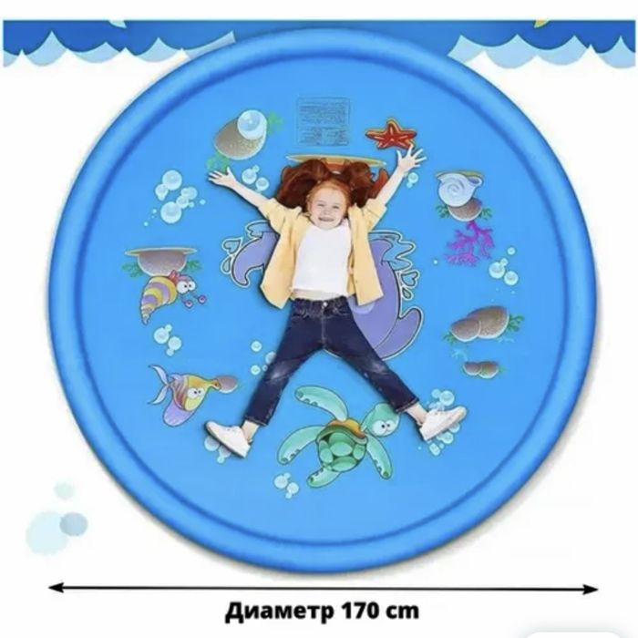Фонтан, который развлекает детей в бассейне.