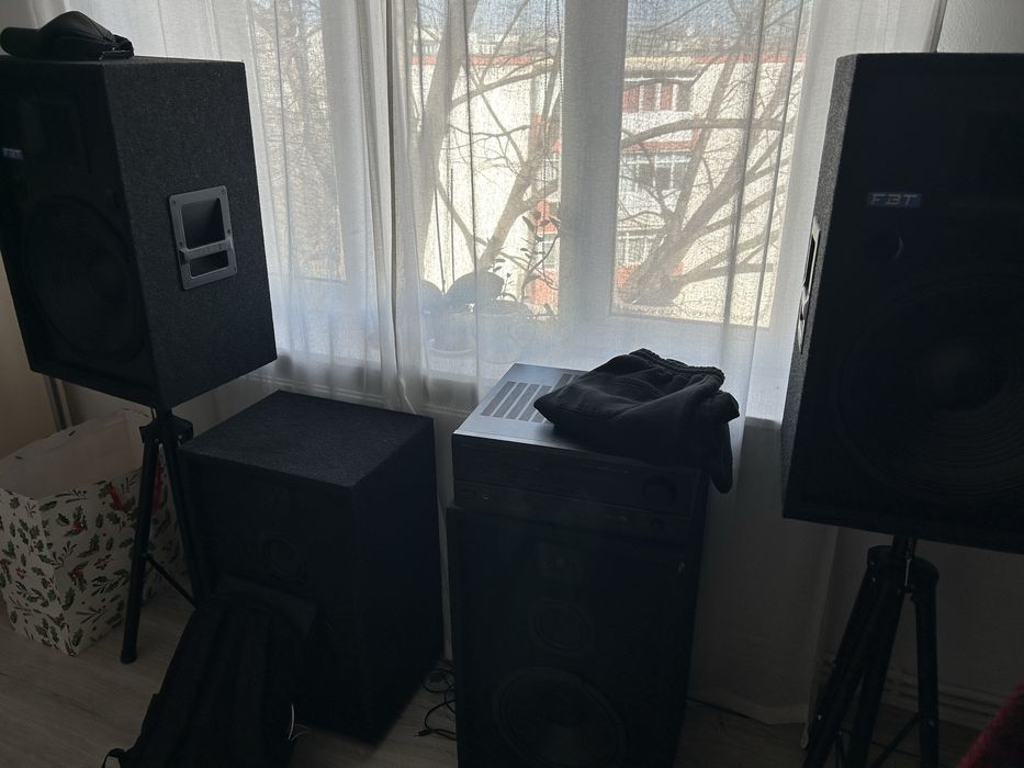 Vand 4 boxe cu tot cu amplificator si stativ