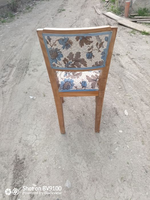 Vând 4 scaune din lemn cu tapițerie florala !