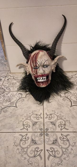 Masca krampus prelucrata manual din lemn cu coarne de cerb african