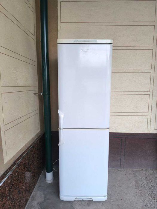 Холодильник Бирюса (2-камерный, высота 1.8 м) в отличном состоянии