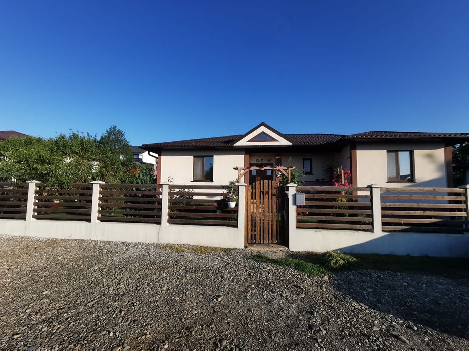 Casa parter  sat Miroslava