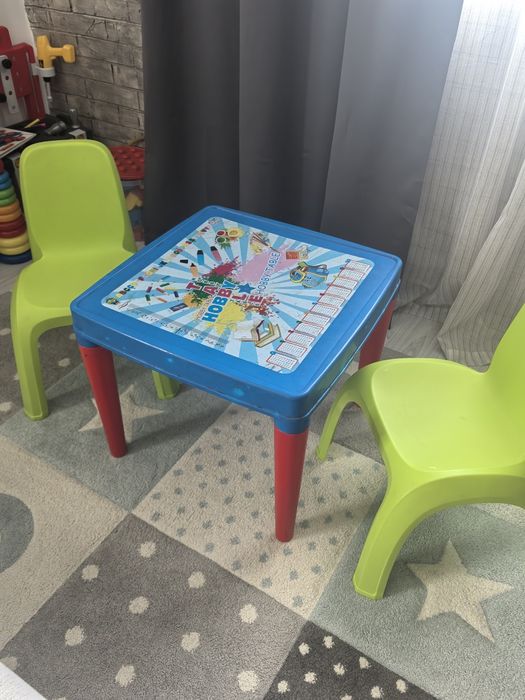 Детска масичка с два стола