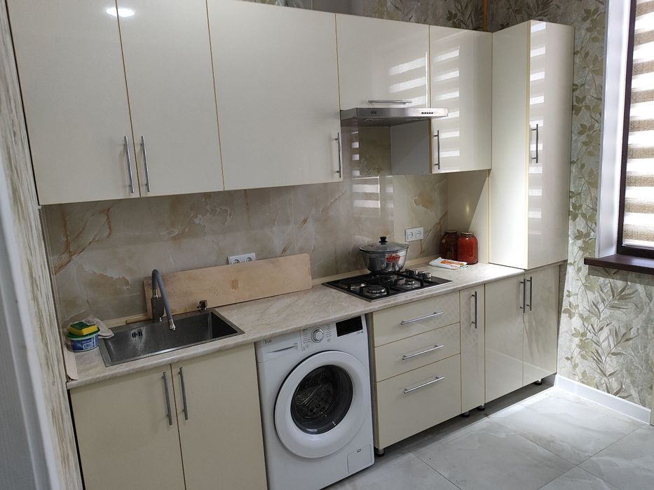 Yangi g'ishtli uy. Hali hech kim yashamagan.