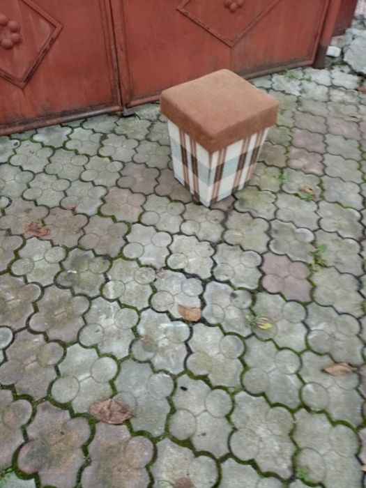 Vand 2 tabureti tapitati