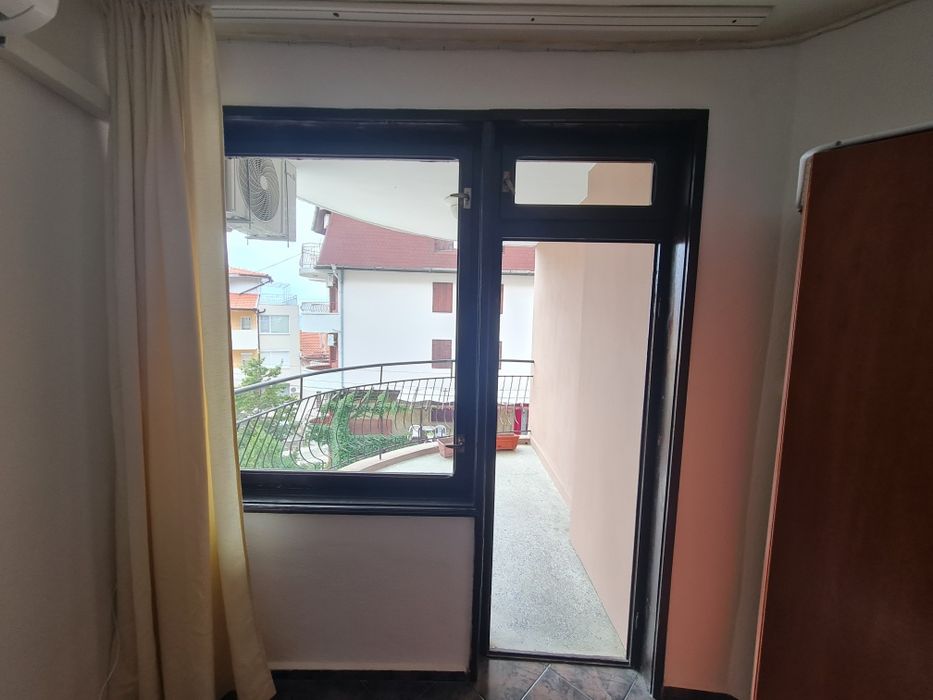 Дървена дограма - врато прозорец.