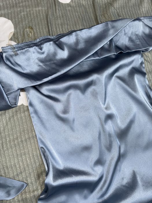 Голубое платье с открытыми плечами