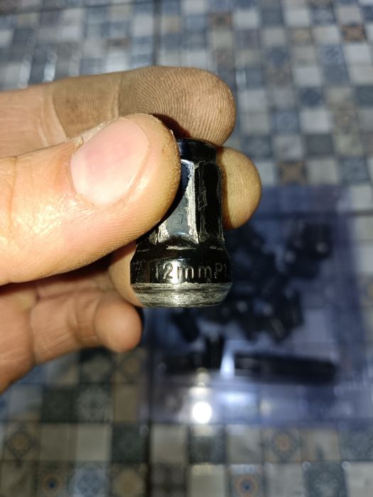 Продам бу колесные болты