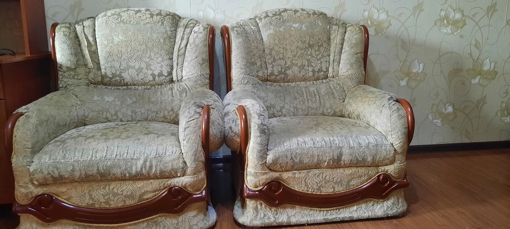 Продаётся 2 удобных кресла бежевого цвета