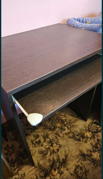 Birou Wenge cu suport pentru unitate pc mobila.