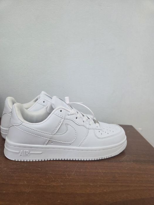 Кроссовки белые р36(новые)