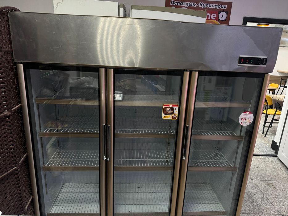Холодильник витринный буу