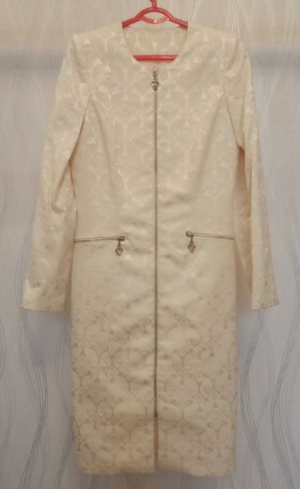 Kiyimlar sotiladi. Кийимлар сотилади.