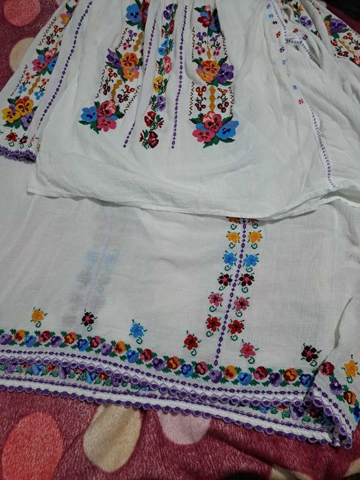 Costum popular autentic cusut manual