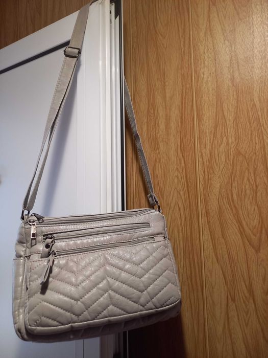 Дамски чанти с много прегради.