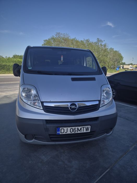 Opel vivaro 8+1 pasul lung usi batante