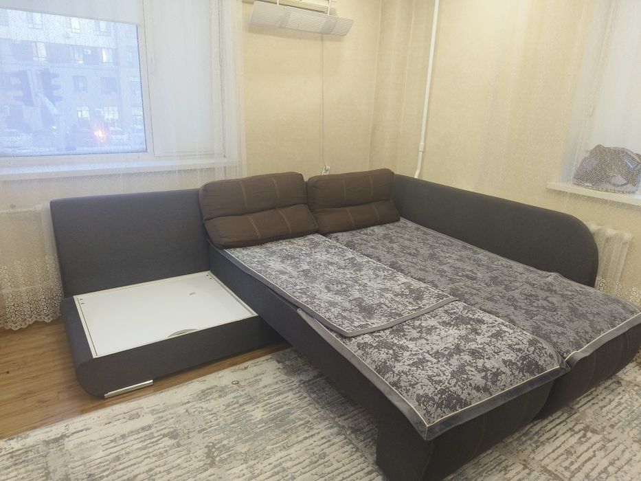 Продам диван. Состояние среднее.