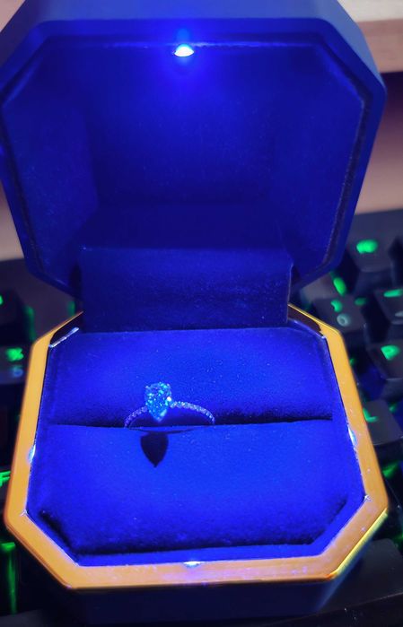 Inel (logodna) din aur 14K cu diamant albastru Fancy Vivid Blue – cu certificat!