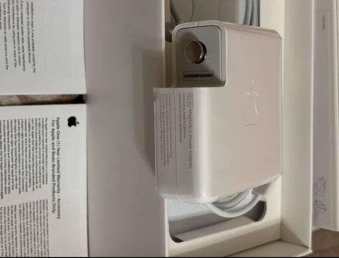 на MacBook 45W - зарядка, блок питания . .