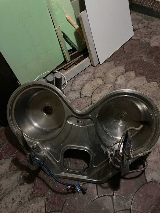 Раковина со смесителями