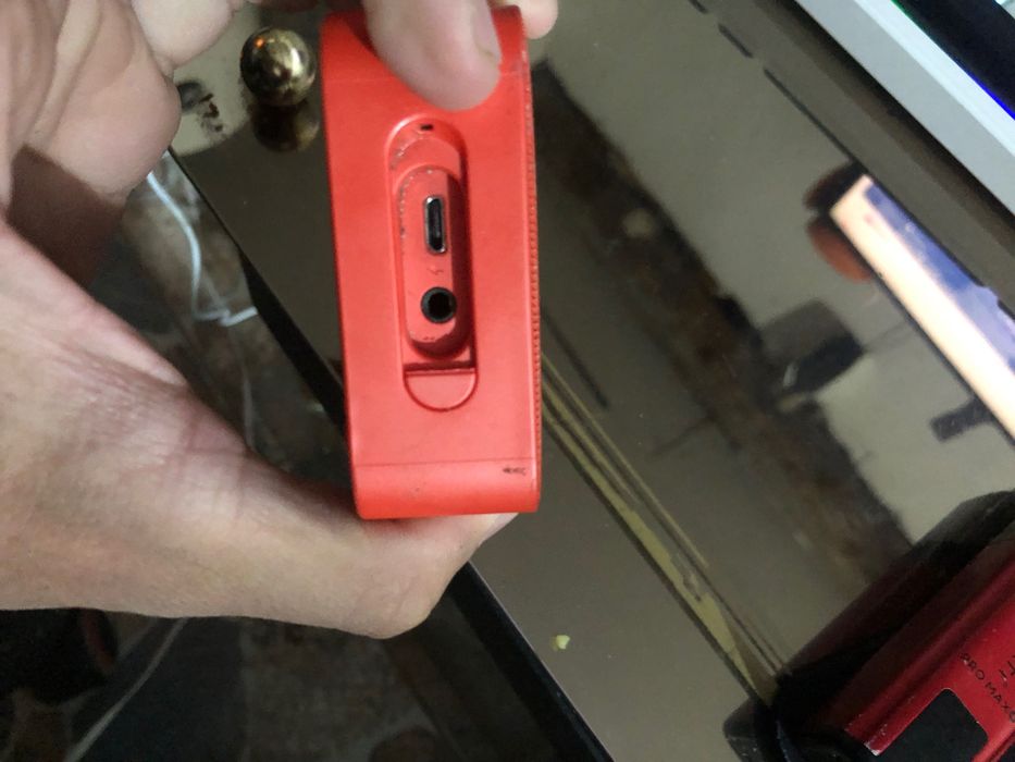 Boxă jbl defecta băzeie la volum tare