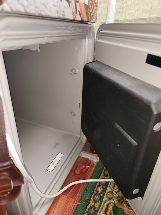 Маленький сейф. .