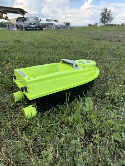 Лодка за захранка със 180 точков GPS