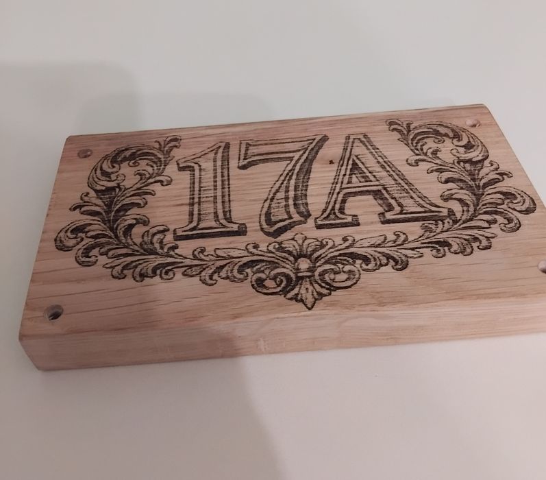 Placă din lemn cu număr pentru casă – stil rustic, gravată
