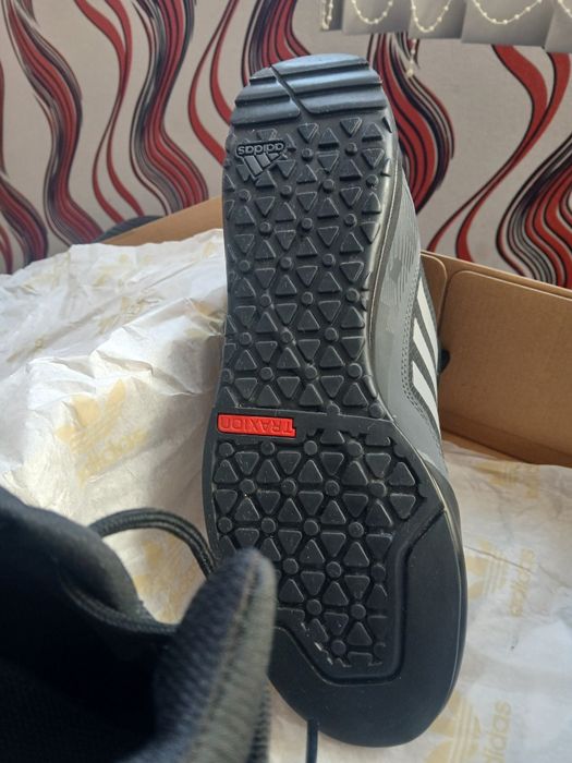 Продавам маратонки аdidas terrex