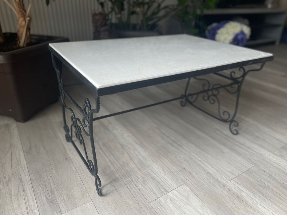 Masā din fier forjat si blat de marmurā lucratā manual