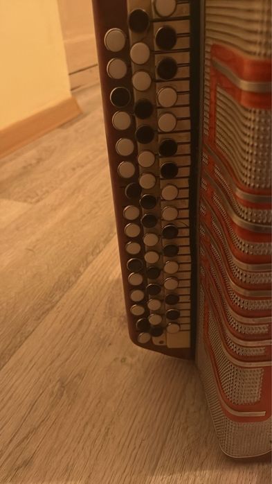 Баян, гармонь сатылады