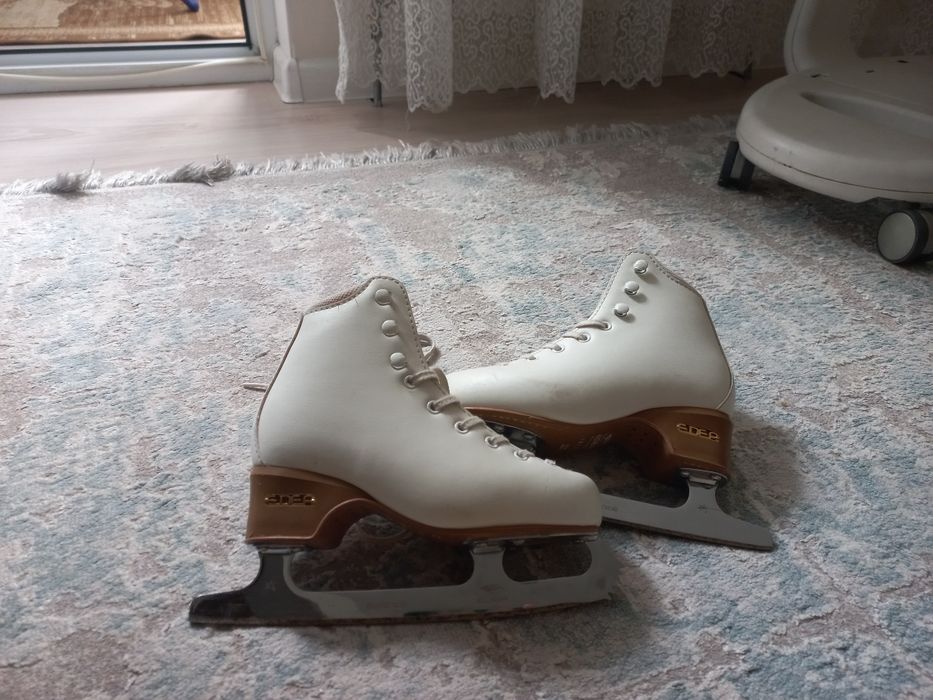 Продам коньки для фигуриста