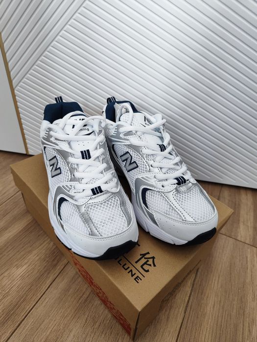 Кроссовки новые, 9900