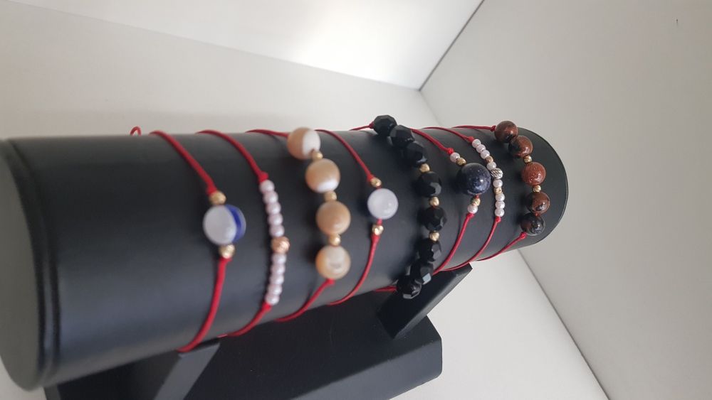 Златни гривни на червен  конец със златни топчета 14 карата