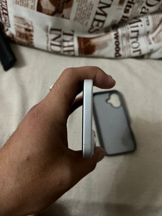 Apple iPhone 16