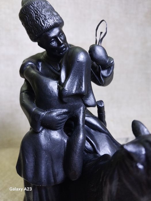 Продается чугунная статуетка