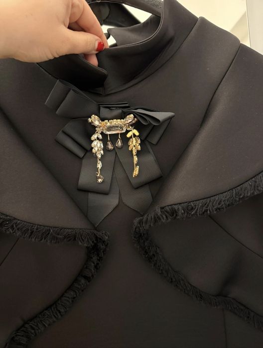 Rochie midi elegantă neagră Helen cu volane și accesoriu tip bijuterii