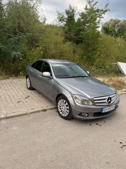 Автомобил Мерцедес Ц 220