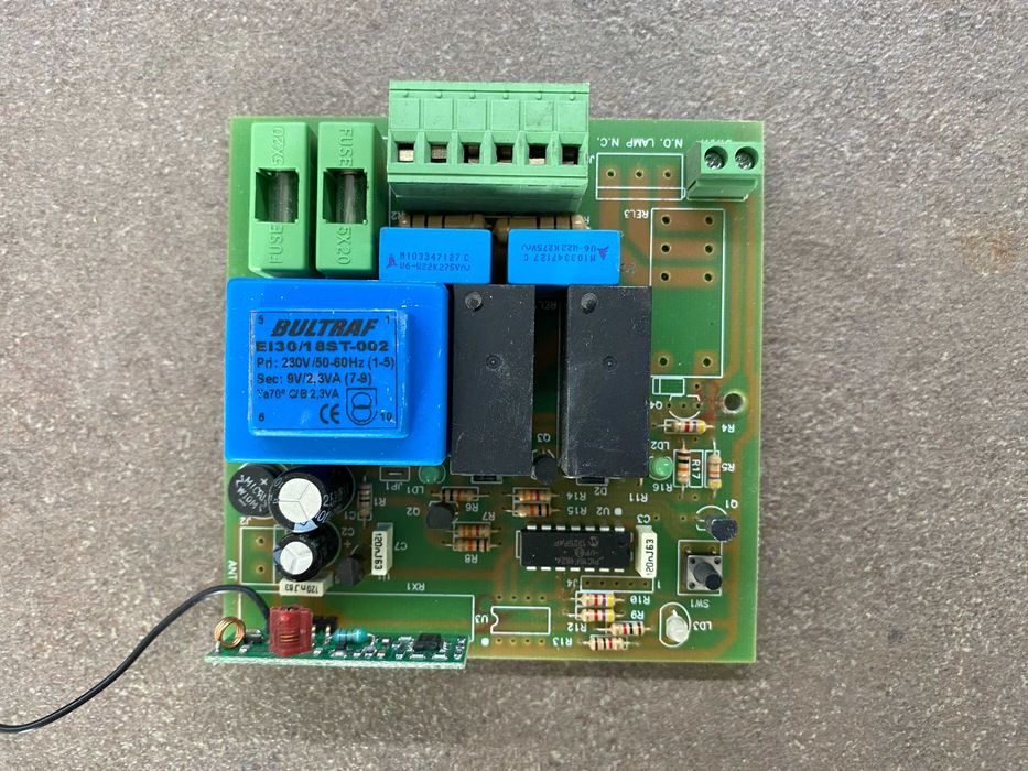 Блок за управление на ролетки и бариери