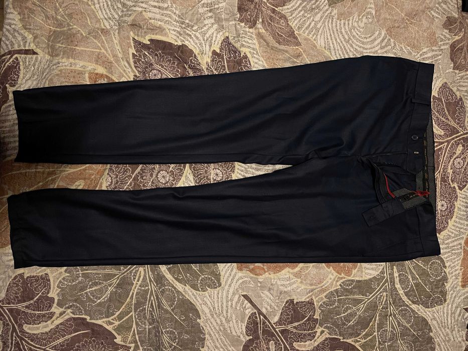 Costum bleumarin din doua piese.Marimi : sacoul (50);pantaloni (54)