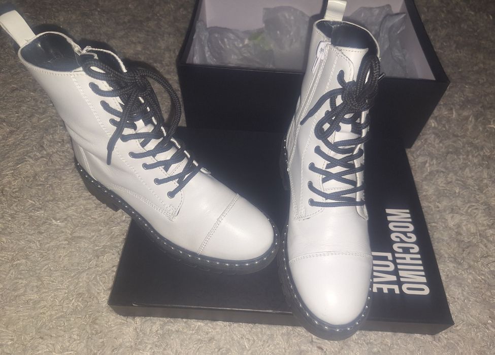 Ghete din piele, albe