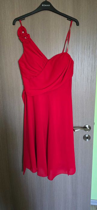 Елегантна червена рокля